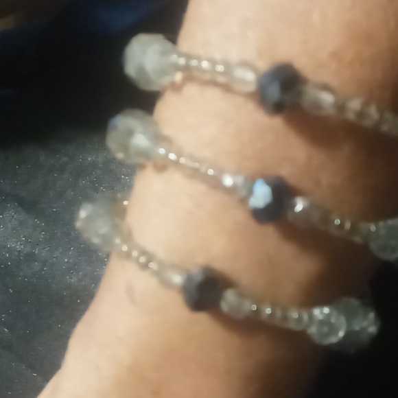 Wrap crystal cut resin beaded bracelet. - Picture 3 of 4